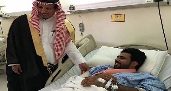 بالصور.. " التميمي " يزور رجل أمن مصاب في مستشفى الأفلاج العام