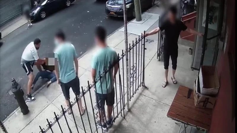 بالفيديو.. سقوط سروال لص أثناء محاولة سرقة فاشلة