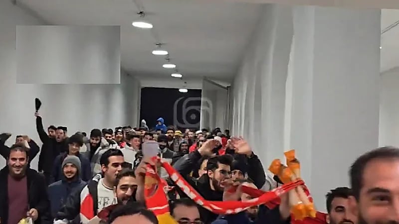 جماهير بيرسبوليس تحطم بوابات الملعب قبل لقاء النصر .. فيديو