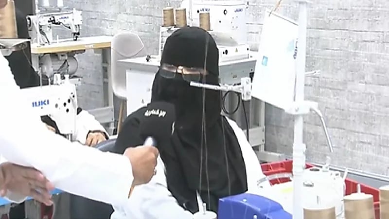 بالفيديو .. فرحة مواطنة تحيك الثياب العسكرية