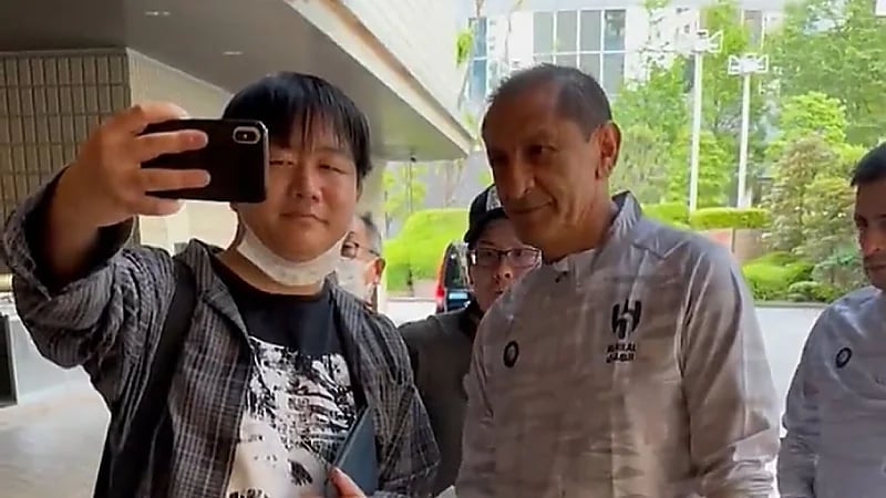 بالفيديو.. الجماهير اليابانية تلتقط الصور التذكارية مع دياز