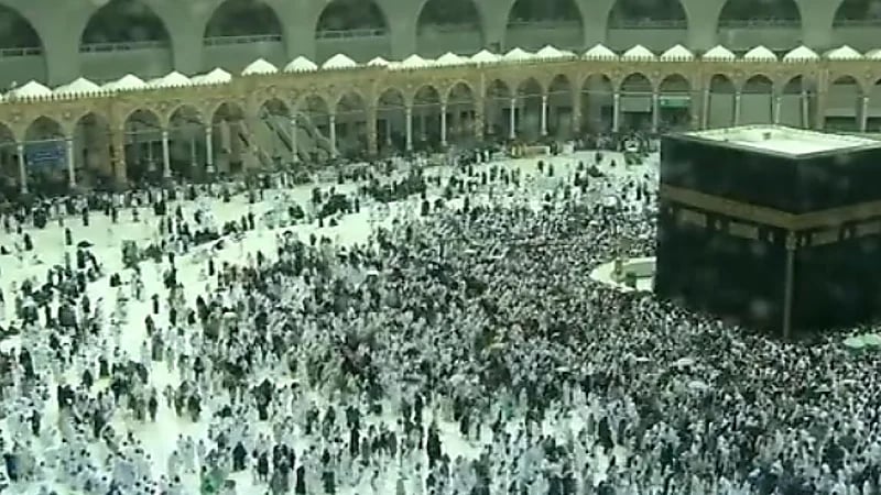 بالفيديو.. المعتمرون يواصلون العبادة والطاعة ويطوفون تحت زخات المطر