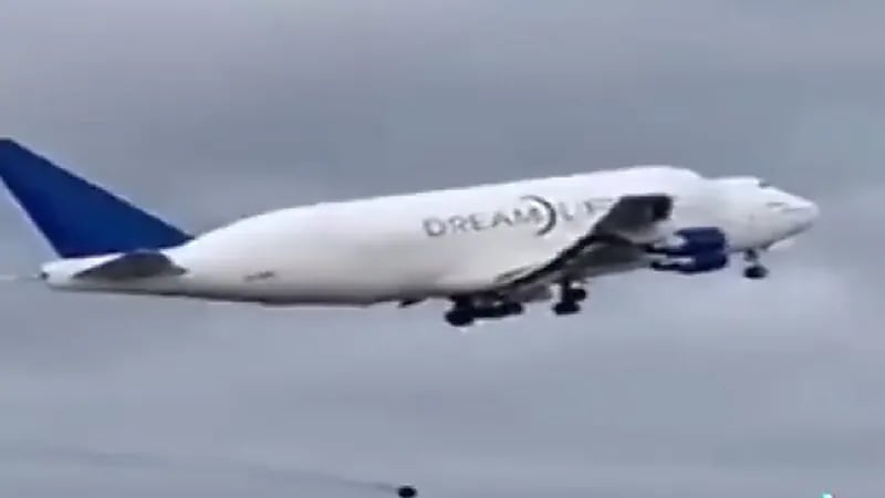 فيديو.. سقوط عجلة طائرة بعد إقلاعها وتصرف القائد يثير التساؤلات