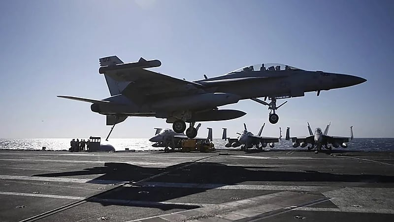 سقوط طائرة إف 18 من على متن حاملة طائرات أمريكية بالبحر الأحمر