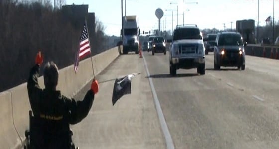 معاق يطوف أمريكا على كرسيه المتحرك لمصافحة من يقابله