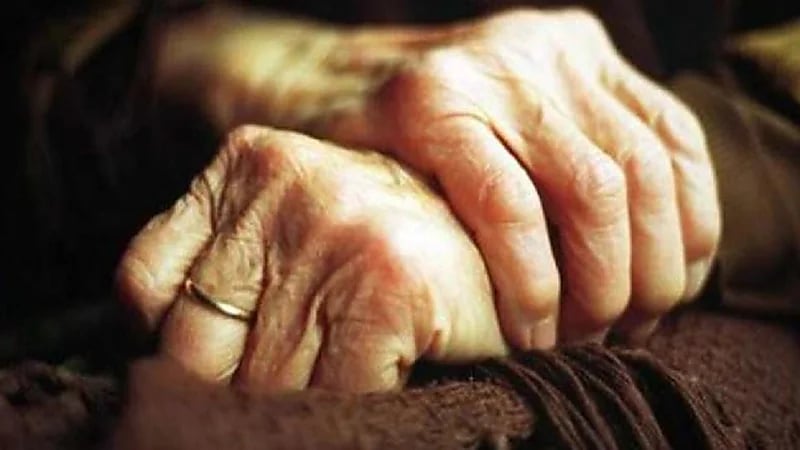 بلطجية يسحلون مسنة بدراجة نارية لسرقتها