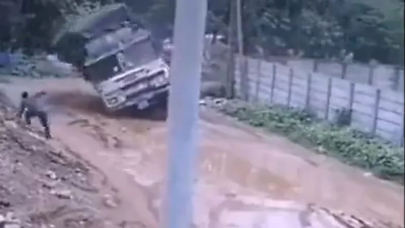 بالفيديو.. نجاة سائق بعد انقسام شاحنته إلى نصفين