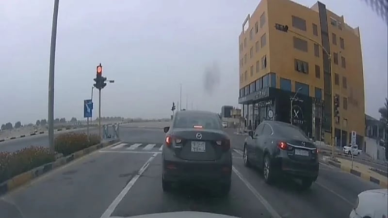 بالفيديو.. سيارتان تقطعان إشارة لا يعمل بها نظام ساهر