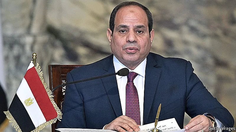 السيسي يوافق على معاقبة قاضٍ مصري كبير
