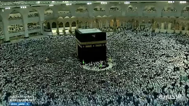 بالفيديو.. زحام متكرر بين المعتمرين فجر كل جمعة وهم يحيطون بالكعبة