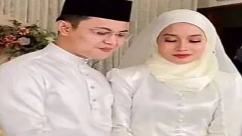 شاهد.. عريسان يقيمان حفل زفافهما وسط الفيضان