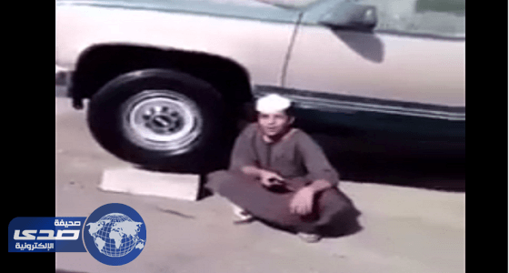 بالفيديو.. شاب يوقف سيارته على 4 فناجين شاي