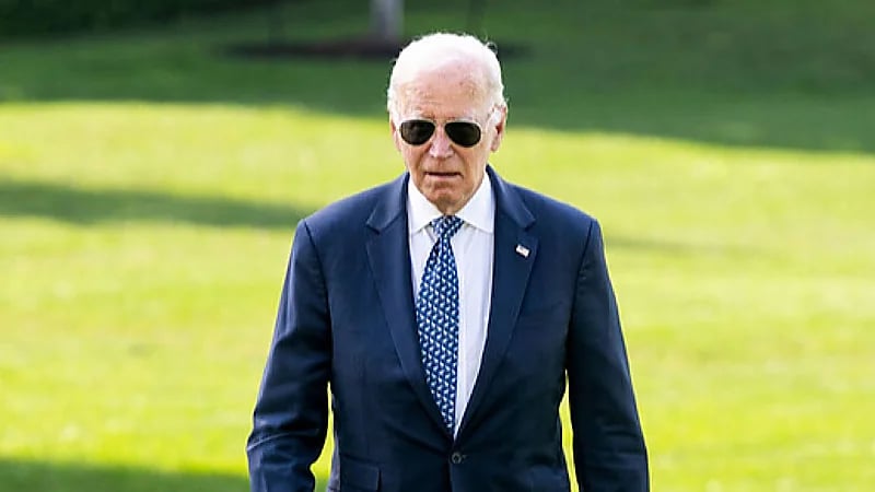 بايدن يفاجئ أبطال مسلسل شهير أثناء تصوير مشهد مطاردة الشرطة.. صور