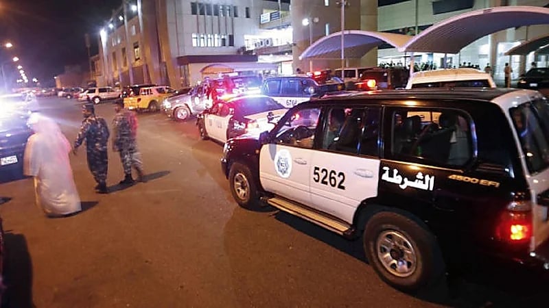 زوجة تطعن زوجها وتقطع أصابعه بسبب خلافات شخصية