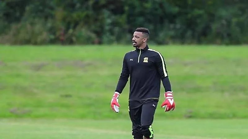 عملية جراحية بالكتف تغيب بخاري عن الملاعب