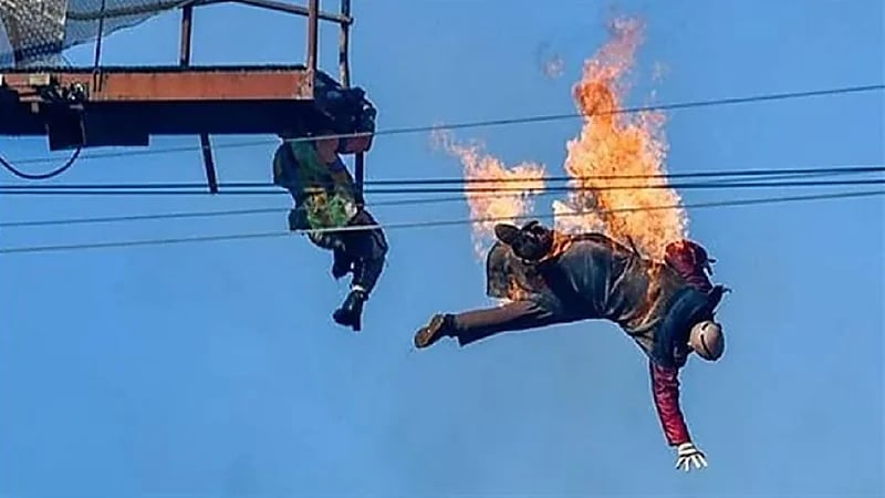 اشتعال بهلواني وسقوطه من ارتفاع 30 قدما