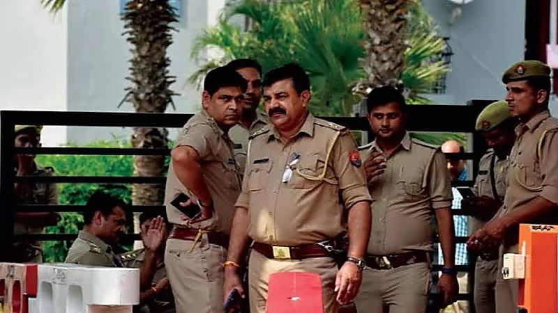 مدرس هندي يقتل طفليه بطريقة مروعة وينتحر