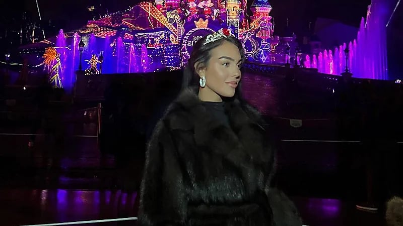 جورجينا تخطف الأنظار بإطلالة سوداء من Disnylandparis .. صور