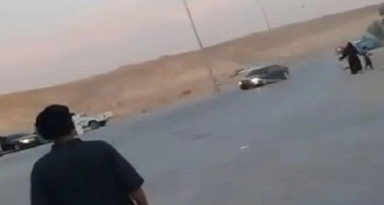 بالفيديو.. " مفحط " يعرض حياة امرأة وطفلين للخطر