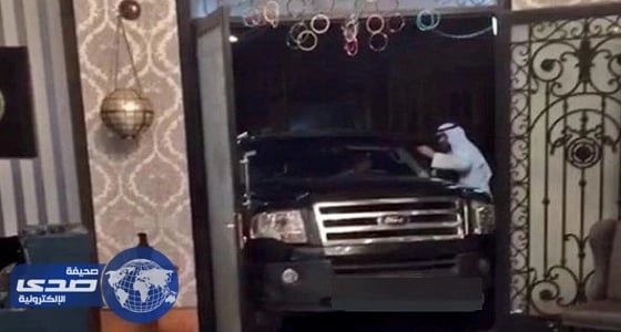 بالفيديو والصور.. سائق يقتحم منزلاً بسيارته