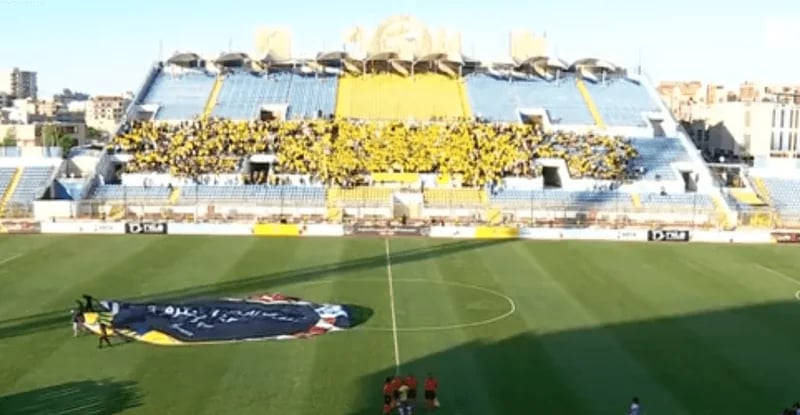 جماهير تقرأ الفاتحة بشكل جماعي مع اقتراب فريقهم من الهبوط .. فيديو