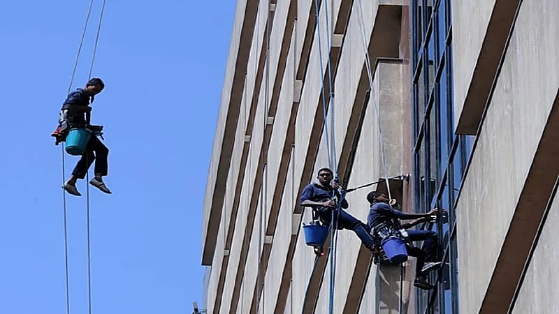 امرأة تكاد تتسبب في سقوط عمال من الدور الـ26