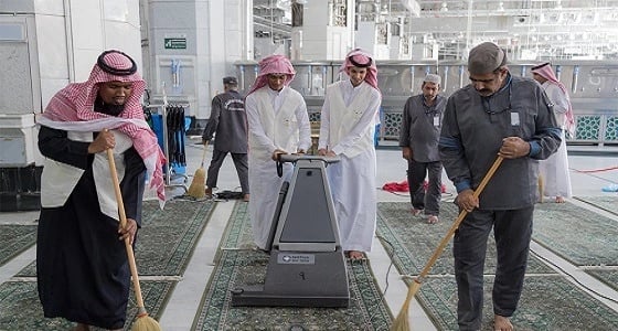 بالصور.. مشاركة بعض الطلاب بالخدمة داخل المسجد الحرام