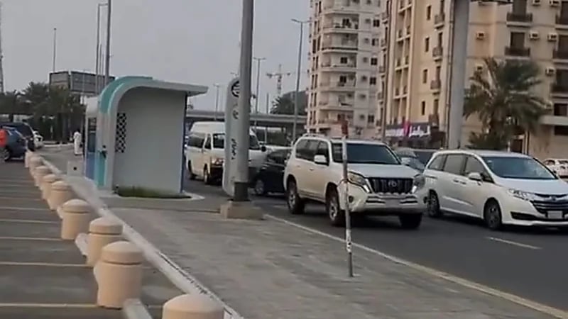 فتاة تتسبب في ازدحام مروري بسبب حيرتها .. فيديو