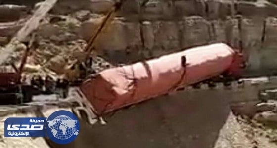 بالفيديو .. سقوط رافعة حاولت إنقاذ شاحنة باليمن