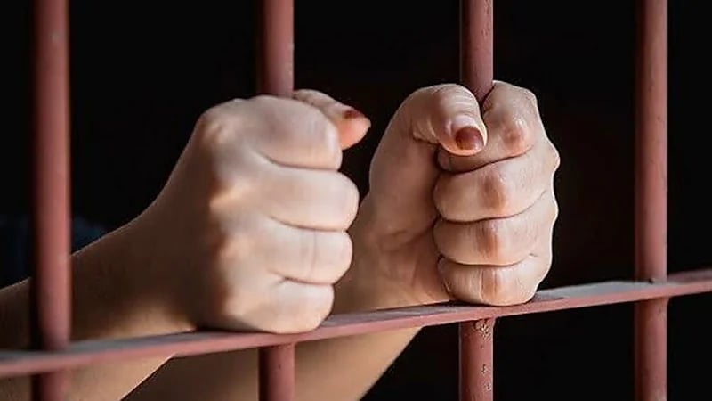 امرأة تنجب من شقيقها وتقتل الطفل أثناء سفر زوجها