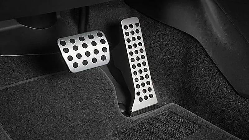 أسباب ارتفاع دواسة الفرامل عن دواسة البنزين في السيارة