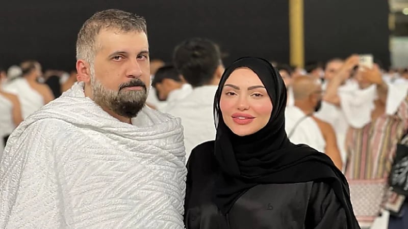 فوز الشطي وزوجها من أمام الكعبة..صورة