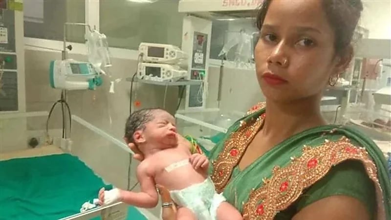 ولادة طفلة أثناء دهس أمها بواسطة شاحنة ضخمة