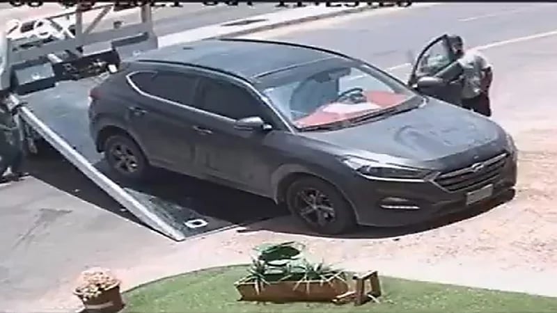 بالفيديو.. سحب سيارة مواطنة وهي بداخلها يثير الجدل