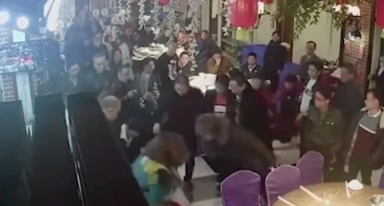 بالفيديو.. اعتداء أسرة على عاملة مطعم بوحشية