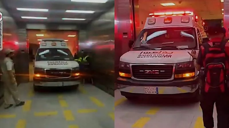 سيارة إسعاف تصعد عبر مصعد داخل منشأة الجمرات لإنقاذ حاج تعرض لأزمة صحية.. فيديو