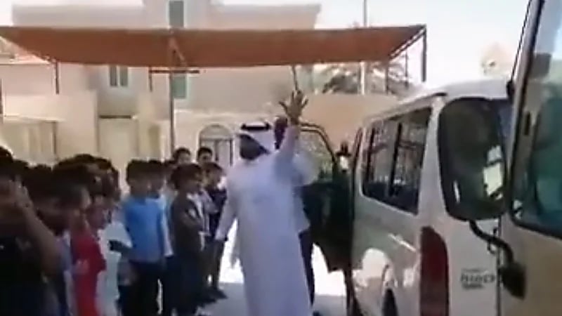 بالفيديو.. طريقة تعليم الطلاب التصرف السليم حال نسيانهم في الحافلة