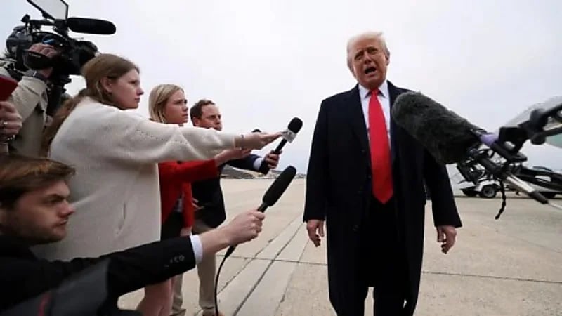 صحافية تضرب ترامب بالميكروفون.. فيديو