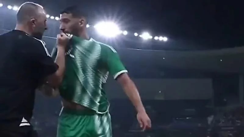 غضب مدرب الجزائر مع سعيد بن رحمة عقب استبداله .. فيديو