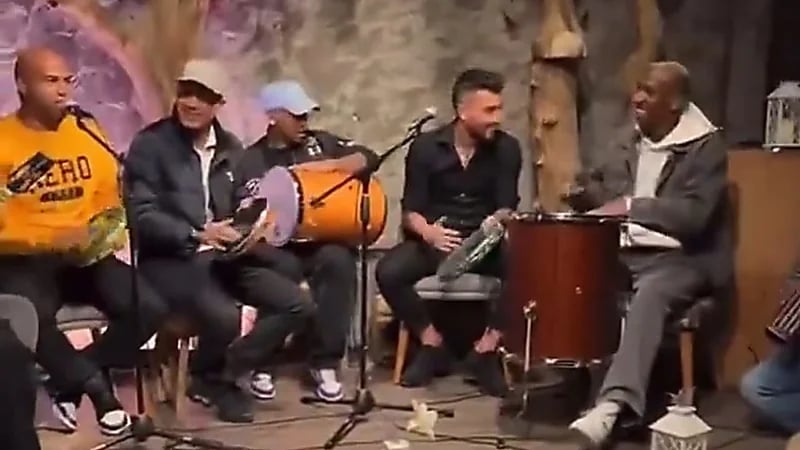 تاليسكا وتيليس يشاركان في عرض فرقة موسيقية .. فيديو