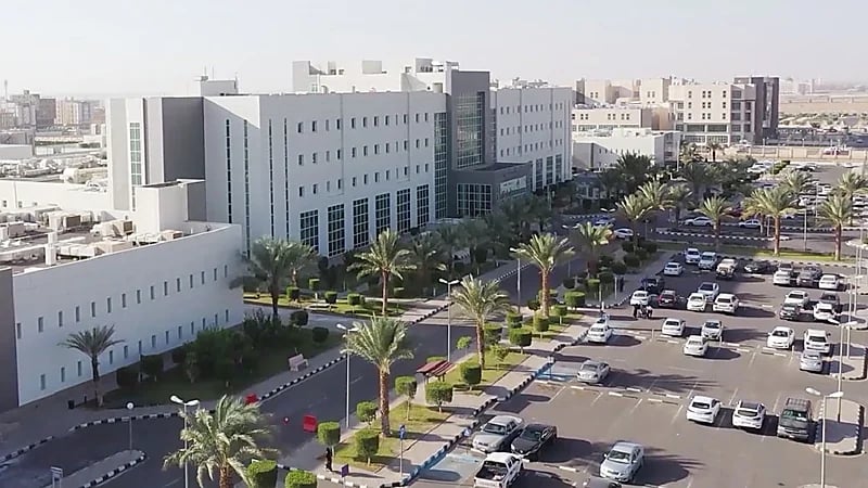 تخصصي تبوك ينجح في زراعة سماعة عظمية لمريضة فقدت السمع