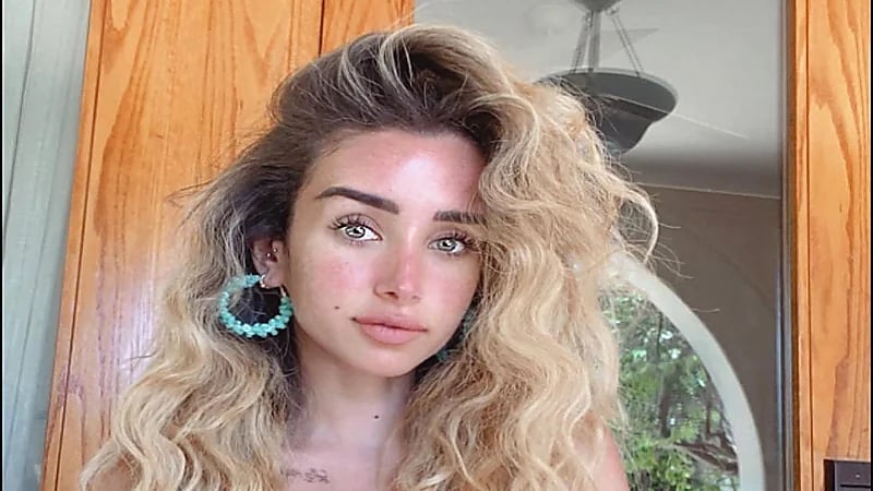 بالفيديو.. هنا الزاهد تشكو اضطرابات بالقلب والتنفس من داخل العزل الصحي