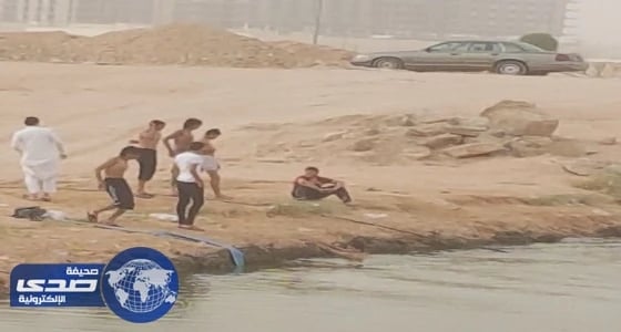 بالفيديو والصور.. مستنقع الموت يستعد لضحية جديدة والمقاول يتفرج!