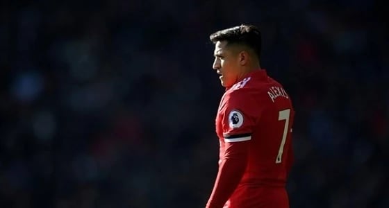 أسطورة الكرة الإنجليزية يسخر من أداء سانشيز ويصفه بالهزيل