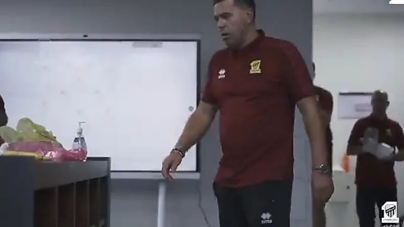 بالفيديو.. انفعال وعصبية مدرب الاتحاد على اللاعبين بين الشوطين