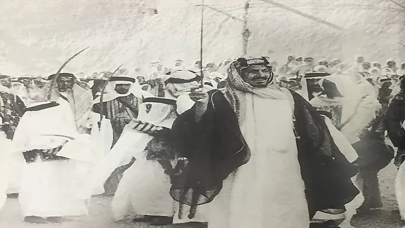 صورة نادرة للملك عبدالعزيز خلال مشاركته العرضة في احتفالات عيد الفطر