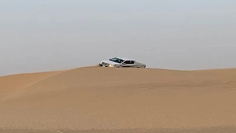 إنقاذ مركبة عالقة في منطقة رملية بالخبر.. فيديو