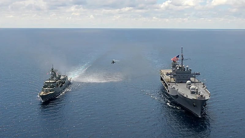 عبور سفينتان أمريكيتان عبر مضيق تايوان
