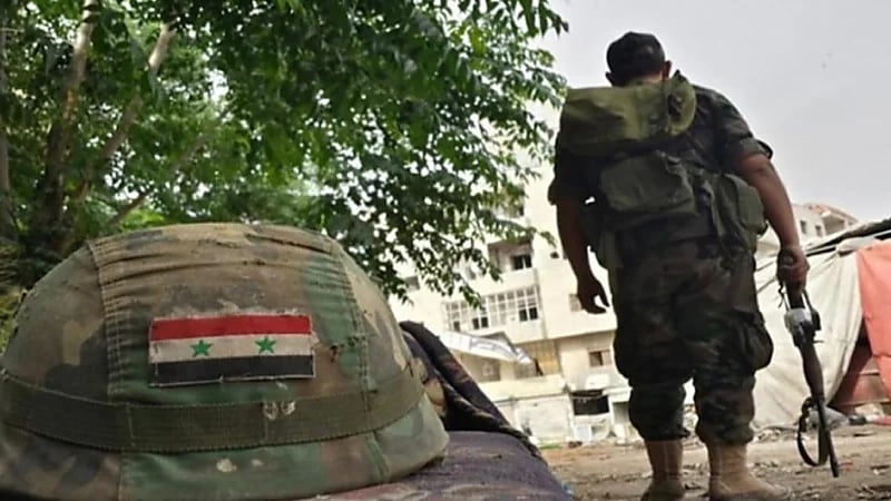 عنصر سوري يعذب إبنه بوحشية حتى الموت