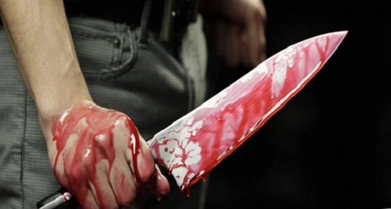 مصري يمزق جسد شاب بالسكين بسبب مشروبات ساخنة